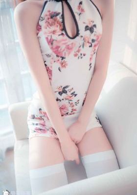 丝袜老师踩我的喷水