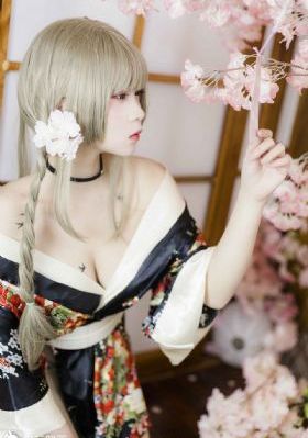 蒙上眼睛的女大学生